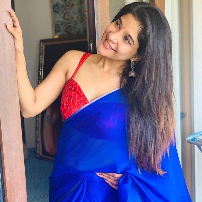 bigboss actress sakshi agarwal hot tattoo in her Thigh