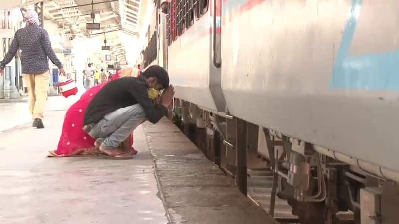 Migrant couple bow down to thank karmabhoomi Gujarat before boarding Shramik train to Uttar Pradesh