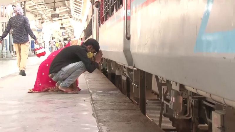 Migrant couple bow down to thank karmabhoomi Gujarat before boarding Shramik train to Uttar Pradesh