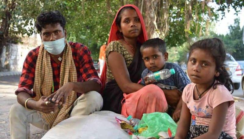 migrant family stayed street in 200 meters distance from delhi railway station