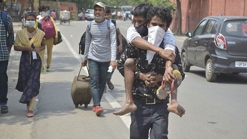 ek purani chappal de do , migrant worker who couldn't get on shramik train, pleads after slippers give way on