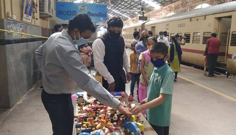 Coronavirus SWR gifts iconic Channapatna toys to kids on Sharmik Special trains