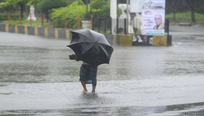 সন্ধে নামলেও নামছে না পারদ, রাত পেরোলেই ভারী বৃষ্টিতে মিলতে পারে স্বস্তি