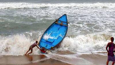 तूफान में मकान गिरने से बच्ची की मौत तो कहीं उखड़ गया पूरा पेड़...Amphan Cyclone की डराने वाली तस्वीरें