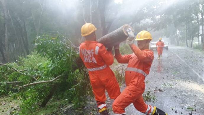 अम्फान तूफान से 2 की मौत, NDRF ने कहा, ग्राउंड पर 20 टीमें तैयार, सभी सैटेलाइट सिस्टम से लैस