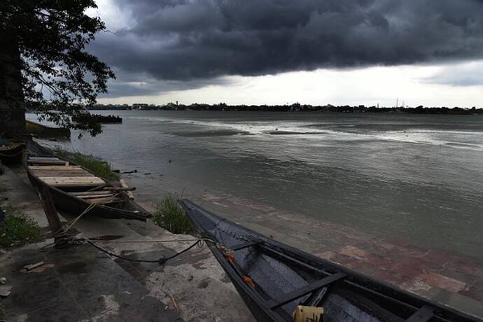 বঙ্গোপসাগরে নিম্নচাপের পূর্বাভাস,  প্রবল বর্ষণে ভাসতে চলেছে কলকাতা-সহ দক্ষিণবঙ্গ