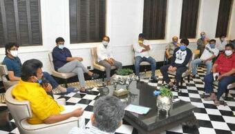నన్ను కూడా పిలవలేదు...చిరు-బాలయ్య వివాదంపై మోహన్ వ్యాఖ్యలు..!