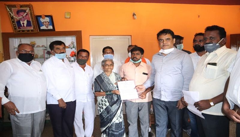 DCM Ashwath Narayan Gives compensation to Leopard Attack Family