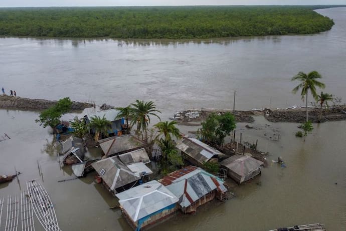 করোনার আতঙ্ক ভুলিয়ে দিয়েছে আমফান, ১২০ কোটি টাকার ক্ষতির মুখে সুন্দরবন