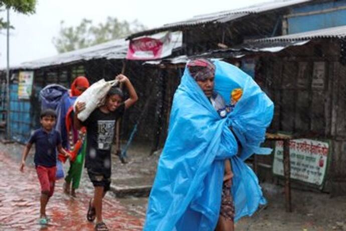 ২-৩ ঘন্টার মধ্যেই ৪ জেলায় বৃষ্টির পূর্বাভাস, শনিবারের অবধি উত্তরবঙ্গে দুর্যোগের আশঙ্কা