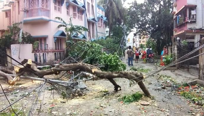 ঘূর্ণীঝড়ের তাণ্ডবে বিপর্যস্ত রাজ্যের অধিকাংশ সাবস্টেশন, এখনও বহু জায়গায় ফেরেনি বিদ্যুৎ পরিষেবা