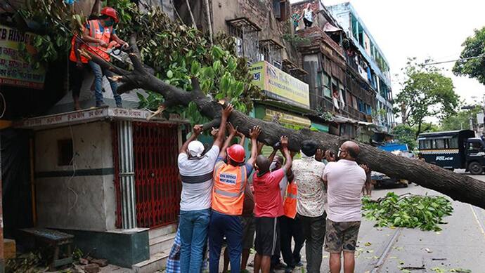 ৯৬ কিলোমিটারের ঝড় বইল কলকাতায়, ফিরল আমফানের আতঙ্ক