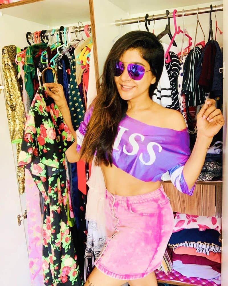 Netizens Slams Big Boss Fame Sakshi Agarwal For Posting Kiss T-Shirt Photo in Instagram