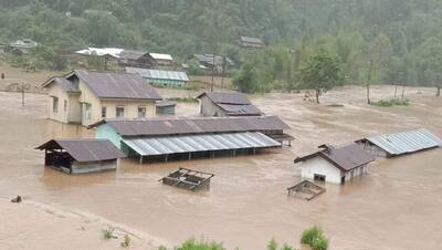 टूटी सड़कें, बर्बाद फसलें, दुखी चेहरे...हर तरफ सिर्फ पानी ही पानी, झकझोर देंगी असम की ये तस्वीरें