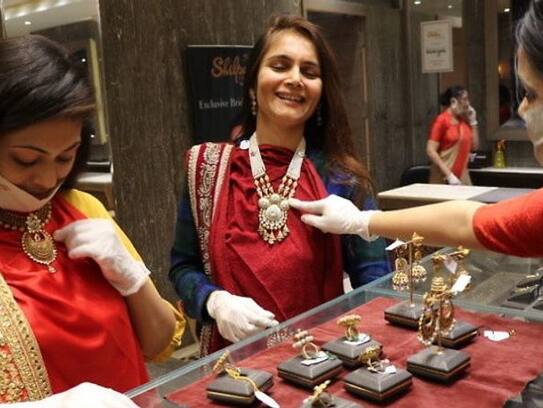 Gold silver shine, dollar slows down before Dhanteras