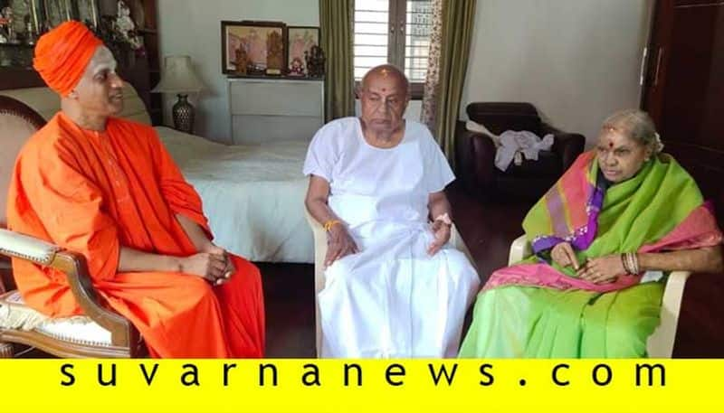 Siddhaganga Swamiji Met With former PM H D Devegowda