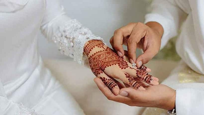 लॉकडाउन में कई ऐसे मामले सामने आया चुके हैं जहां दूल्हे व दुल्हन से दोनों परिवारों की मौजूदगी से साधारण तरीके से शादी कर ली। अब एक ऐसा ही मामला कानपुर में सामने आया है। बताया जा रहा है कि इस शादी में करोड़ो का खर्च होने वाला था। कानपुर के एक बड़े व्यवसायी ने अपनी बेटी की शादी दुबई के बड़े घराने में तय की थी। लेकिन कोरोना संकट के कारण दूल्हे दुलहन ने साधारण तरीके से वीडियो कलिंग से शादी कर ली। आधुनिक जमाने की इस शादी की पूरे इलाके में चर्चा है।