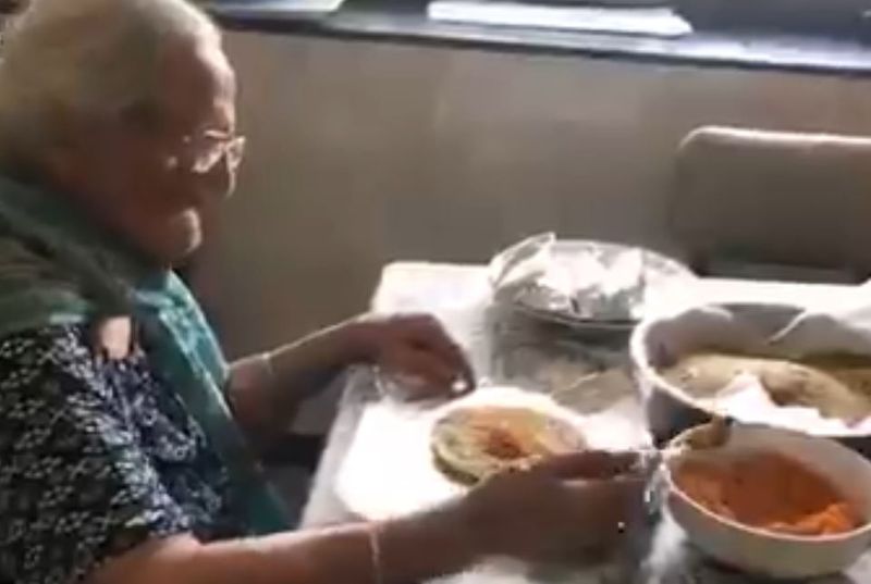 99 yead old woman preparing food packet for migrant workers mumbai