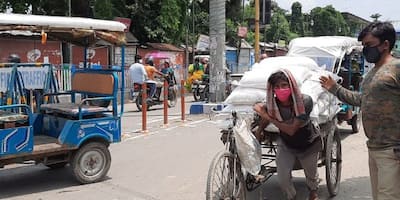 লকডাউনের মাঝেই সচল শহর, রাস্তায় যান নিয়ন্ত্রণ করলেন  পুলিশকর্মীরা