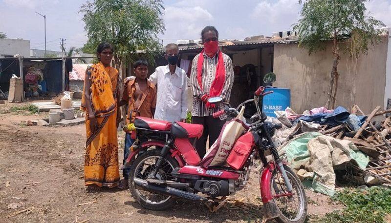 Mother Son Came to Koppal through TVS Bike From Andhra Pradesh