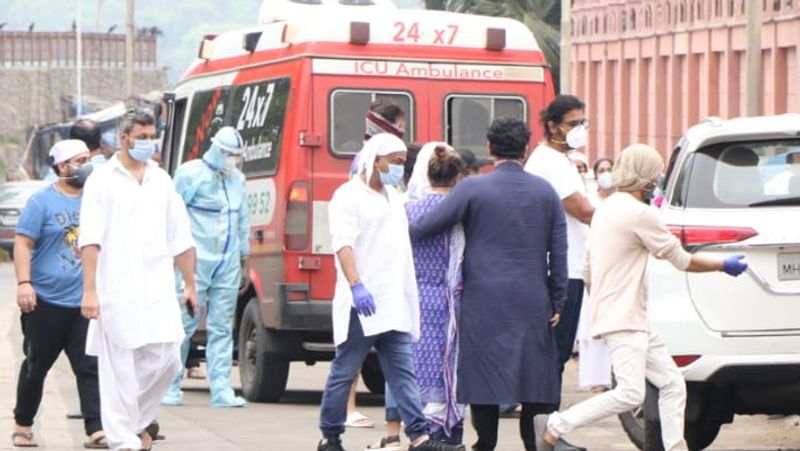 20 to 30 Ambulance Queue Line Infornt of Cemetery in Bengaluru grg