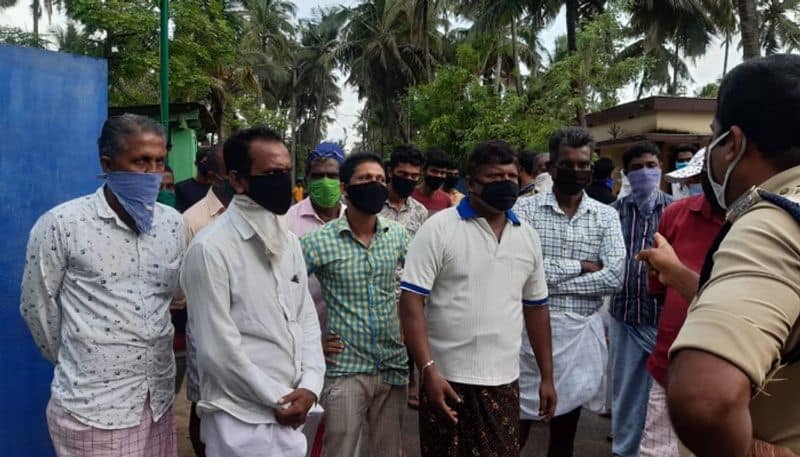 locals stop health workers collecting swab in Kasaragod