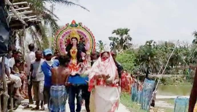 ঘুর্ণিঝড় আমফানের দাপটে ত্রস্ত গ্রাম, প্রকৃতিকে তুষ্ট রাখতে গঙ্গাপুজো মহিলাদের