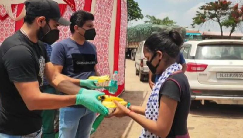 coronavirus mohammed shami distributes food national highway netizens salute