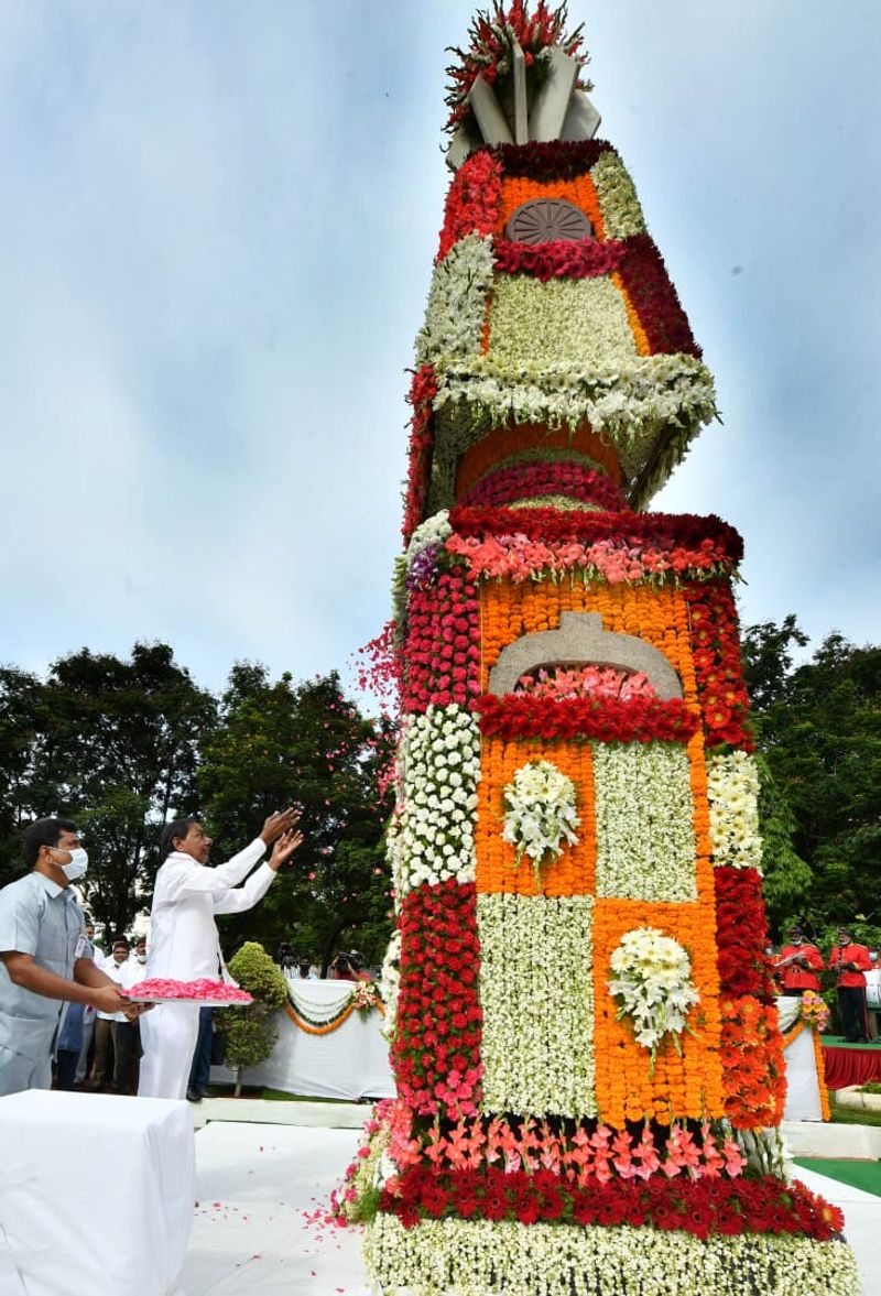 అమరవీరుల స్థూపానికి నివాళులు... ఆ తర్వాతే తెలంగాణ ఆవిర్భావ వేడుకలకు కేసీఆర్ (ఫోటోలు) | CM KCR Participated Telangana Fornation Day Celebrations | Cm Kcr Participated Telangana ...