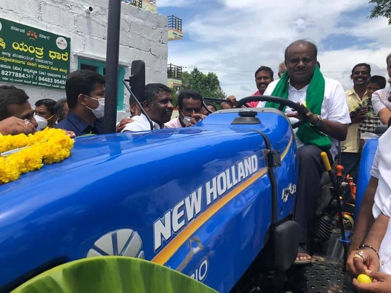 HD Kumaraswamy driving tractor But forgets social distancing In Channapatna