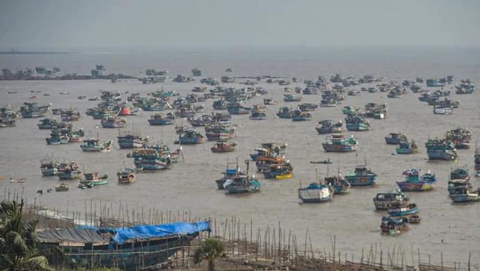 Cyclone Nisarga: अब तूफान निसर्ग की आहट, ले सकता है विकराल रूप, उद्धव ने 2 दिन घर पर रहने की अपील की