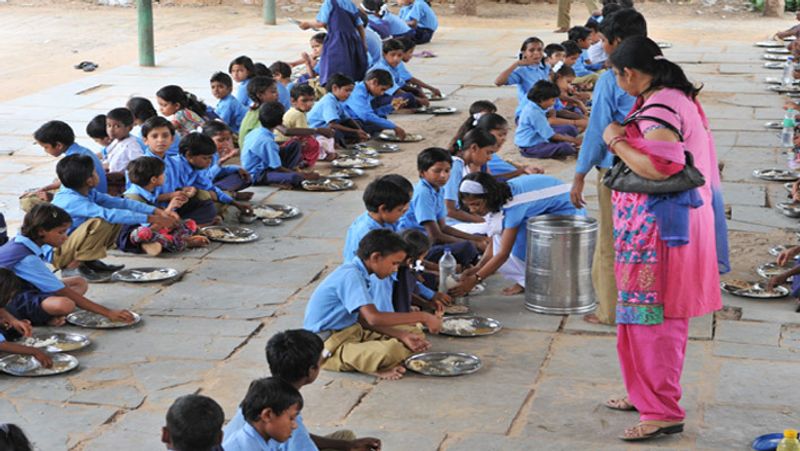 Mid Day Meal during drought is a success in Gadag 13 thousand children are fed daily gvd