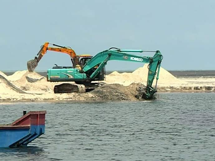 Land Mafia : ভাঙনের সুযোগ নিয়ে অবাধে বালি খনন, নদীগর্ভে একাধিক ফসলি জমি