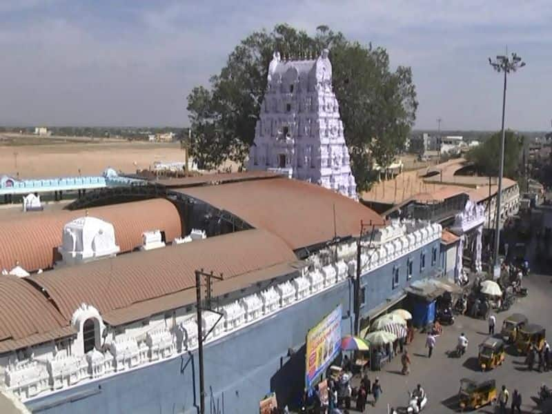 corona second wave effect... vemulawada rajannna temple closed akp