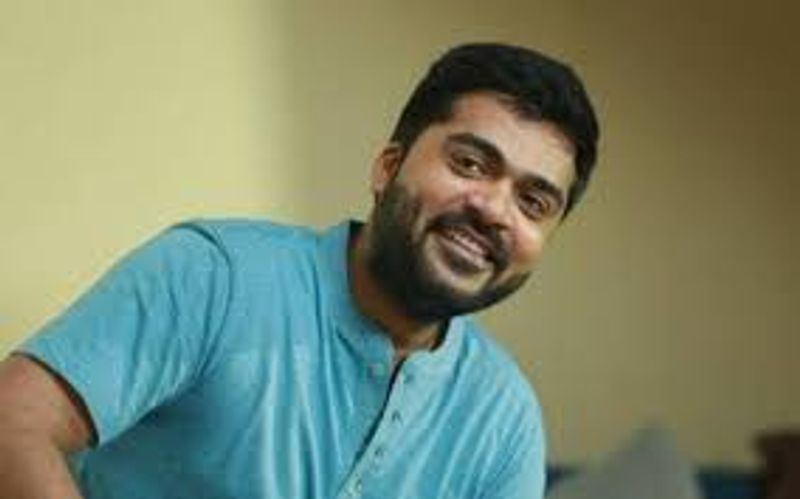 <p>தமிழ் சினிமாவில் முன்னணி நடிகராக வலம் வரும் சிம்பு, நீண்ட இடைவெளிக்குப் பிறகு தனது செகண்ட் இன்னிங்ஸை ஆரம்பித்திருக்கிறார். 101 கிலோ இருந்த உடலை சும்மா ஜம்முன்னு 70 ஆக மாற்றி, ஸ்லிம் லுக்கில் திணறடிக்கிறார். </p>
<p>தமிழ் சினிமாவில் முன்னணி நடிகராக வலம் வரும் சிம்பு, நீண்ட இடைவெளிக்குப் பிறகு தனது செகண்ட் இன்னிங்ஸை ஆரம்பித்திருக்கிறார். 101 கிலோ இருந்த உடலை சும்மா ஜம்முன்னு 70 ஆக மாற்றி, ஸ்லிம் லுக்கில் திணறடிக்கிறார். </p>