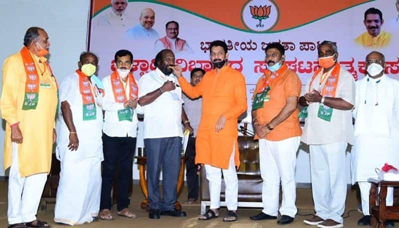 Karnataka BJP President nalin kumar congratulate rajysabha candidate Ashok Gasti at Koppal