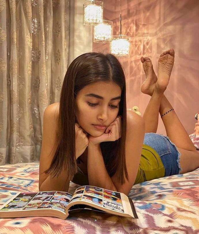 <p style="text-align: justify;">టాలీవుడ్&nbsp;లక్కీ చార్మ్&nbsp;పూజ హెగ్డే&nbsp;షూటింగ్స్ లేక బోర్ ఫీలవుతుందట. దర్శక నిర్మాతలు ఒకే అంటే షూటింగ్ కి వచ్చేస్తా&nbsp;అంటుందట. ఆ విషయమే సన్నిహితుల&nbsp;దగ్గర చెప్పుకుంటుందట. ప్రస్తుతం పూజా హెగ్డే&nbsp;టాలీవుడ్&nbsp;లో రెండు చిత్రాలలో&nbsp;నటిస్తుంది. అందులో ఒకటి అఖిల్ హీరోగా తెరకెక్కుతున్న మోస్ట్ ఎలిజిబుల్ బ్యాచ్&nbsp;లర్ కాగా, మరొకటి ప్రభాస్ హీరోగా తెరకెక్కుతున్న భారీ చిత్రం రాధే శ్యామ్. ఈ రెండు చిత్రాలలో&nbsp;పూజాది నటనకు&nbsp;ప్రాధాన్యం ఉన్న పాత్రలు కావడం విశేషం.&nbsp;<br />
&nbsp;</p>
