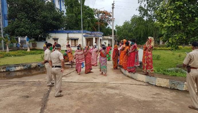 করোনা চিকিৎসায়  বিপদের আশঙ্কা,  হাসপাতাল অধিগ্রহণের প্রতিবাদে বিক্ষোভ শালবনিতে