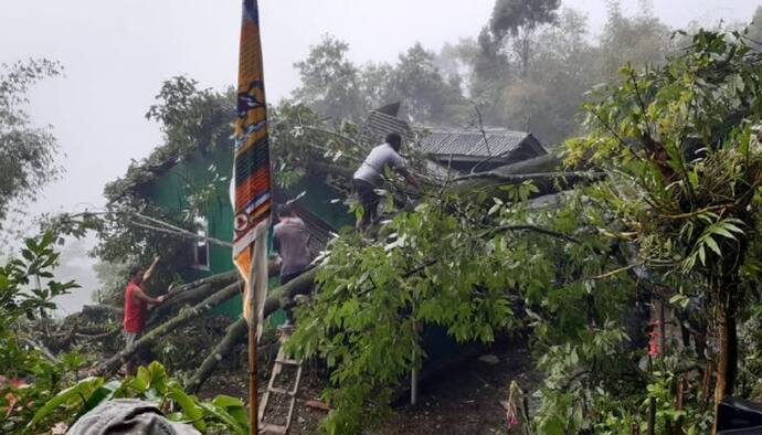 মৌসুমী বায়ু ঢুকেছে রাজ্যে, বর্ষার মুখে ধসের আতঙ্ক ফিরল দার্জিলিং-এ