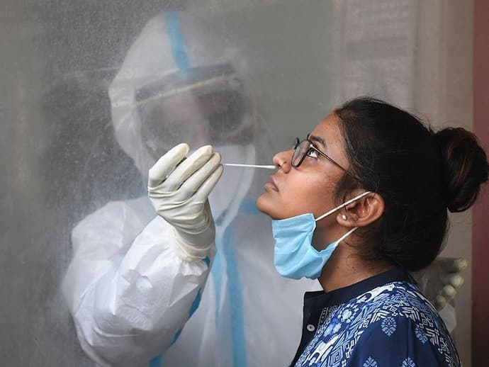 কোভিড রোগী ফেরালেই লাইসেন্স বাতিল, হাসপাতালগুলিকে হুঁশিয়ারি রাজ্য়ের