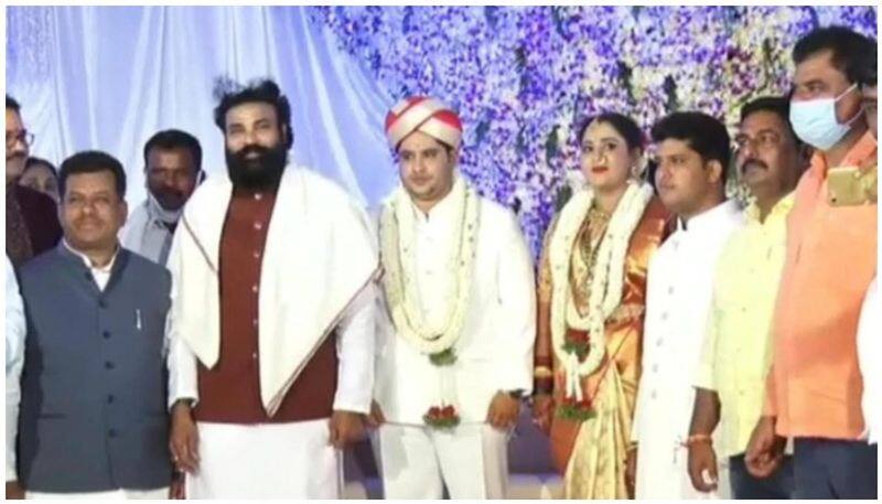 Karnataka MLAs Son Weds Health Minister Present No Social Distancing