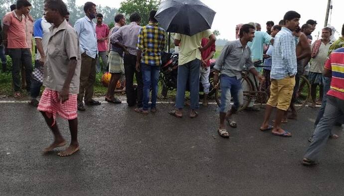 বিয়ে পাকা করে ফেরার পথে দুর্ঘটনা, বাইক থেকে ছিটকে পড়ে প্রাণ হারালেন পাত্রের মা