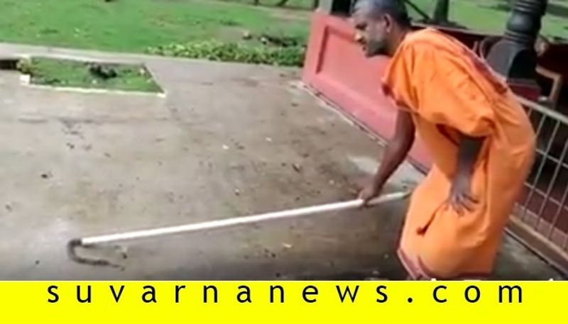 Pejawar sri saves Python in Udupi