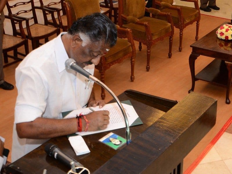 There should be no political interference in corona vaccination camps... panneerselvam Request