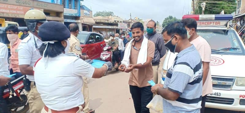 Mask Day in Chitradurga traffic police create awareness