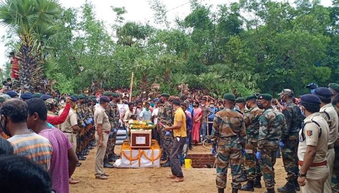 চোখের জলে শহিদ রাজেশ ওঁরাও-কে শেষবিদায়, মানুষের ঢল নামল গ্রামে