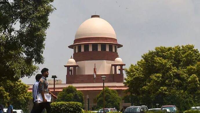 टी-शर्ट पहन बिस्तर पर लेटकर सुनवाई कर रहा था वकील, SC के जज ने जैसे ही देखा भड़क गए, फिर कही बड़ी बात