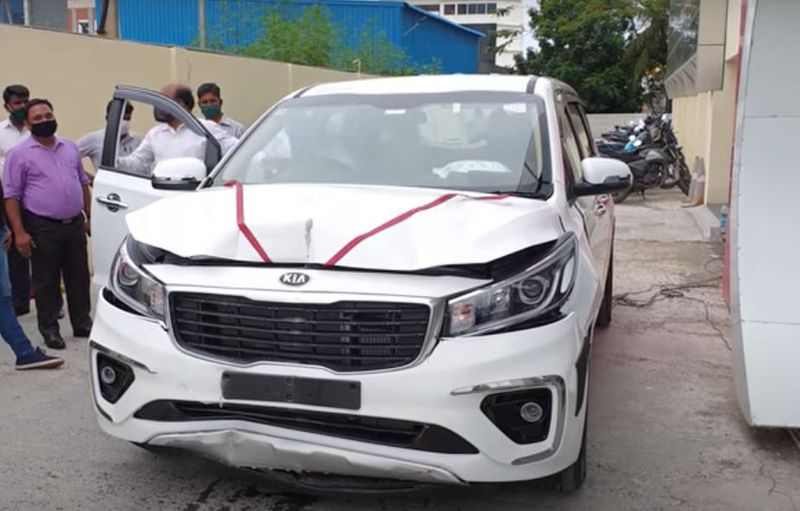 Kia Carnival brand new car crashed into Show room wall during delivery