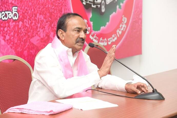 <p>కరోనా మహమ్మారి విలయతాండవం దెబ్బకు నిన్న జరిగిన నాగార్జునసాగర్ ఉపఎన్నిక, నేటి మునిసిపల్ ఎన్నికలు కూడా వార్తల్లో చోటు సంపాదించలేకపోయాయి. కానీ ఉన్నట్టుండి నేటి సాయంత్రం తెలంగాణ ఆరోగ్య శాఖామంత్రి ఈటల రాజేందర్ పై వచ్చిన అవినీతి ఆరోపణలు, వెనువెంటనే సీఎం విచారణకు ఆదేశించడం, ఈటల ప్రెస్ మీట్ అన్ని వెరసి తెలంగాణలో రాజకీయ వాతావరణం ఒక్కసారిగా వేడెక్కింది.&nbsp;</p>
