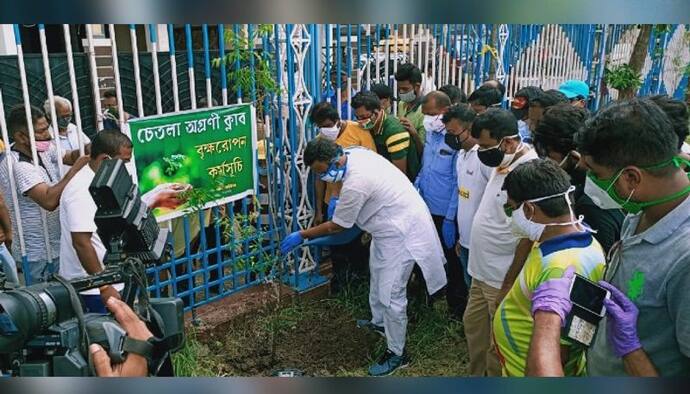 আন্তর্জাতিক যোগ দিবসে চেতলায় বৃক্ষরোপণ করলেন ফিরহাদ, দিলেন রাজ্যবাসীকেও বার্তা